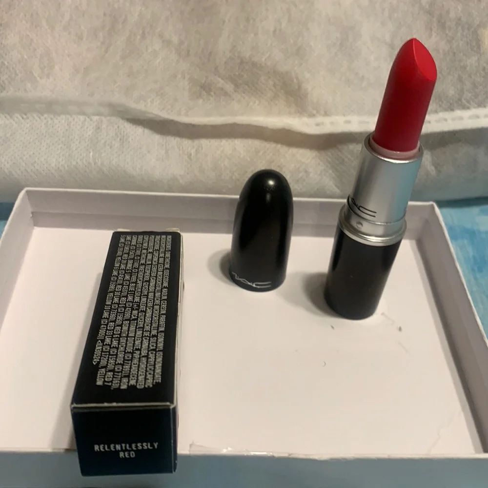 MAC LIPSTICK, RETRO MATTE RELENTLESSLY RED, A65